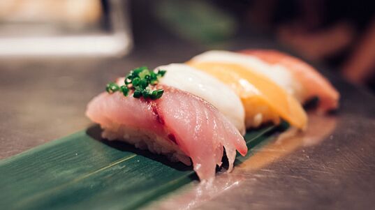 تعتبر أطباق الأسماك الطازجة مستودعًا للبروتينات والأحماض الدهنية في النظام الغذائي الياباني