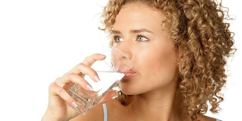 مع اتباع نظام غذائي للشرب ، تحتاج إلى استهلاك 1. 5 لتر من الماء النقي ، بالإضافة إلى سوائل أخرى