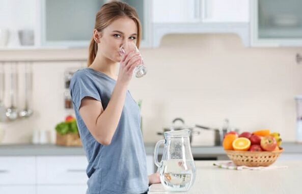 شرب الماء قبل الوجبات لانقاص الوزن مع اتباع نظام غذائي كسول